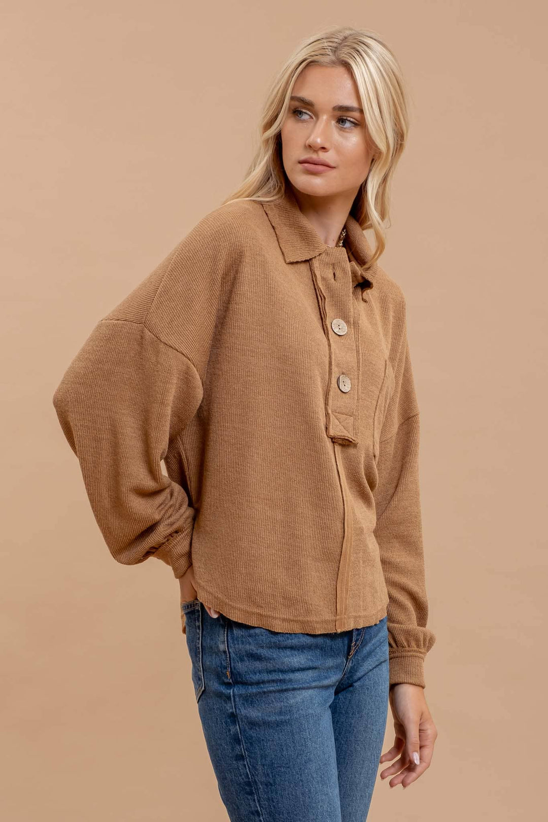 COLLARED RAW EDGE KNIT TOP